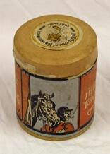 Tobakksboks. Sylinderformet. Papp. Etikett i papir langs corpus. Rød bakgrunn, hvit skrift. Illustrasjon av piperøykende yokki med hest. Illustrasjon av tiger. På lokk papiretikett med tiger i sirkel og sort skrift. Rester etter forseglingsetikett mellom lokk og corpus.