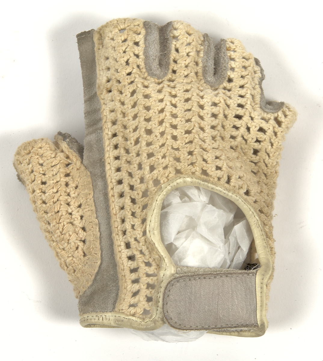 Cykeltröja i vit och lila syntet märkt: "MONARK". Tre fickor på ryggen, märkt: "MONARK" och "FALKEN DRYCKER" på både fram- och baksida. Även "Falkens" logotype på ärmarna.
Med tillhörande monarkkeps och en handske i bakfickor på tröjan.