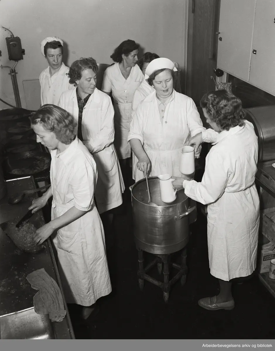 Stortingsvalget 1949. Opptelling av oslostemmene i Rådhuset. Kjøkkenpersonalet. 10/10