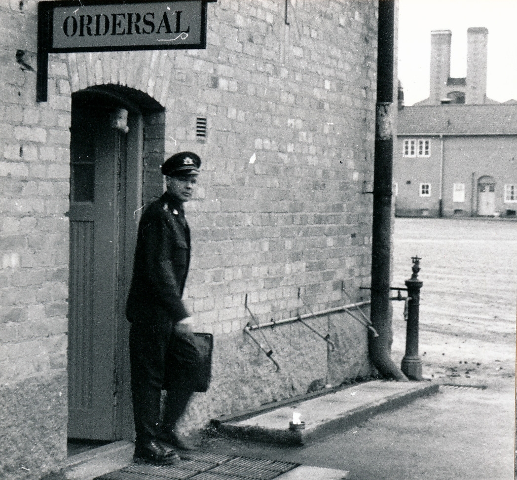 Inspektion av den nytillträdde Militärbefälhavaren för Östra militärområdet, generallöjtnant Nils Sköld den 5 december 1974

Bild 1
Regementschefen informerar Militärbefälhavaren i Ordersalen.

Bild 2
Överstelöjtnant Per-Olof Kinnander

Bild 3
Överstelöjtnant Nils-Gunnar Ahlgren