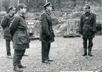Inspektion av den nytillträdde Militärbefälhavaren för Östra militärområdet, generallöjtnant Nils Sköld den 5 december 1974

Inspektion av trosskompaniets utbildning.

Bild 1
Frv. MB följebefäl, överstelöjtnant Björn Bernroth, general Nils Sköld och kompanichefen major Håkan Waernulf (senare inspektör för pansartrupperna)

Bild 2
Frv. major Håkan Waernulf, MB, löjtnant Lennart Schalén

Bild 3
Fältlunch

Bild 4
Maten ser ut att smaka bra.

Bild 5
Efter maten serverades kaffe i 