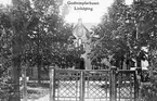 Det så kallade Godtemplarhuset i lummig grönska. Huset består ännu i skrivande stund men i ack så kargare omgivning. Byggnaden uppfördes på 1880-talet av J. G. Svensson för att tjäna stadens Godtemplare.