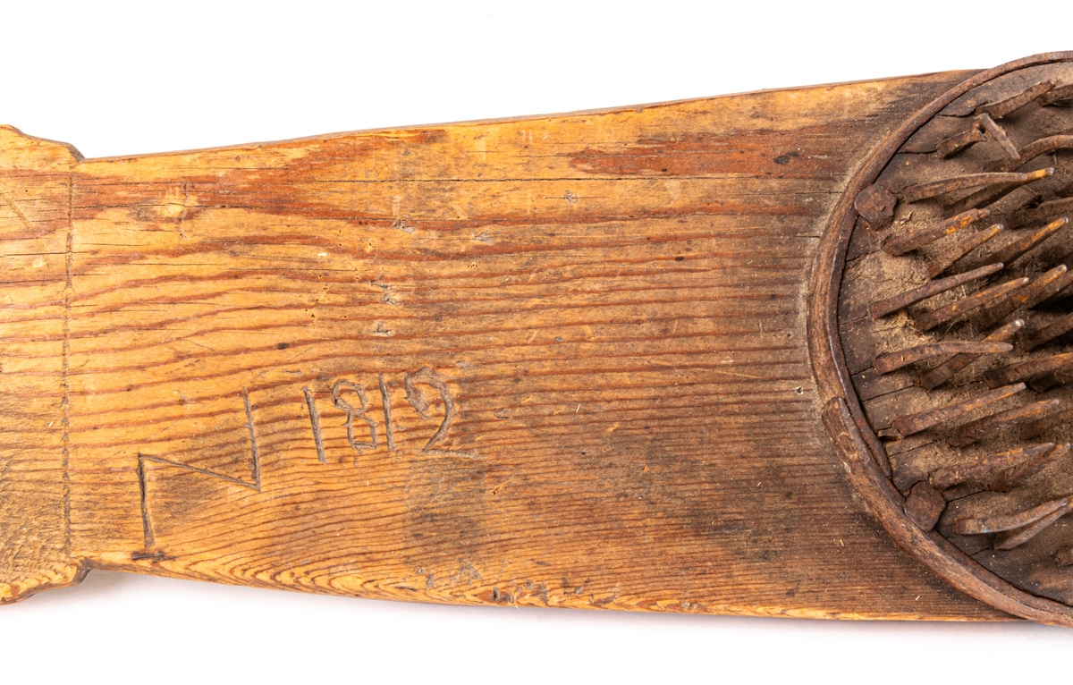 Linhäckla med rund skiva för spikarna. Märkt genom ristning "N 1812".