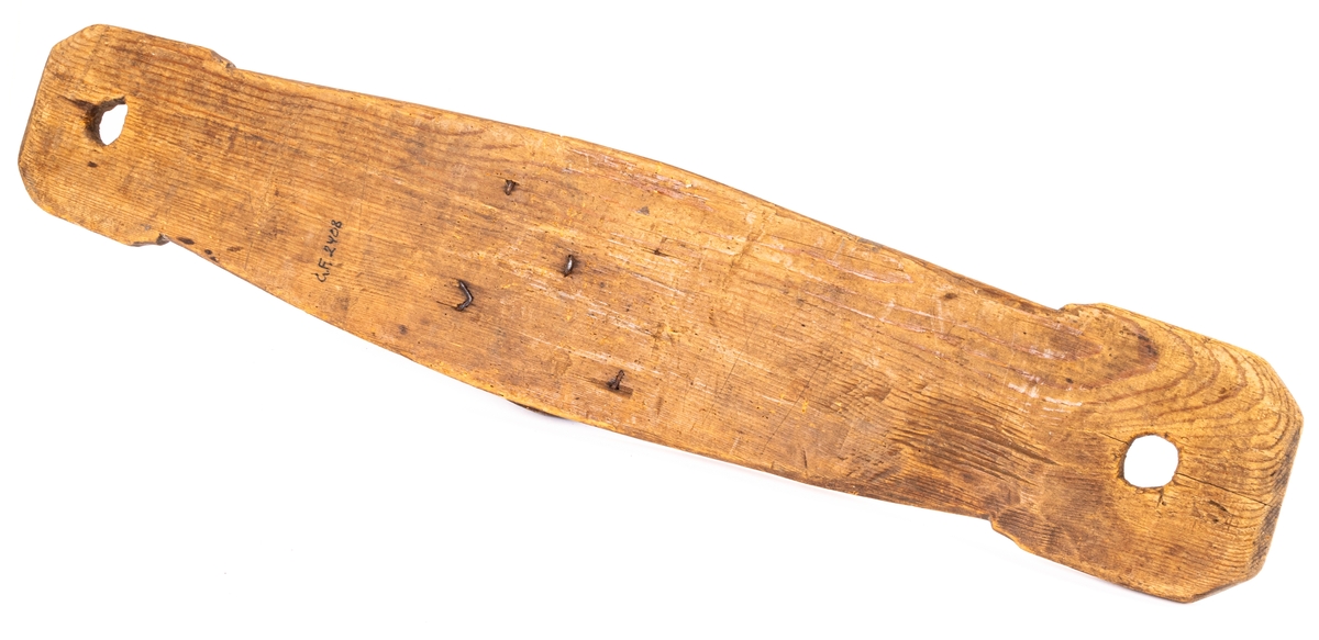 Linhäckla med rund skiva för spikarna. Märkt genom ristning "N 1812".
