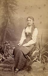 Helportrett av sittende kvinne. Sigrid Andersen.