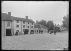 Storgatan nr 64, 67 och 68.  Järntorgets södra sida. Byggnader som senare flyttat till Gamla Linköping.
Obs! Fotograf till denna bild är Didrik von Essen år 1909.

Bilder från gatuhörn i staden Linköping åren 1909 till 1913. Bilderna är tagna i centrala Linköping i ett projekt att dokumentera Linköping för Linköpings stad.