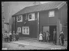 Hunnebergsgatan 16 i Linköping. Obs! Fotograf till denna bild är Didrik von Essen.

Bilder från gatuhörn i staden Linköping åren 1909 till 1913. Bilderna är tagna i centrala Linköping i ett projekt att dokumentera Linköping för Linköpings stad.