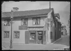 Stora torget i Linköping.  Hantverksgatan nr 1. Obs! Bilden är tagen av Didrik von Essen år 1909.

Bilder från gatuhörn i staden Linköping åren 1909 till 1913. Bilderna är tagna i centrala Linköping i ett projekt att dokumentera Linköping för Linköpings stad.