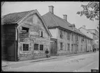 Storgatan nr 32 i Linköping. Obs! Bilden är tagen av Didrik von Essen år 1909.

Bilder från gatuhörn i staden Linköping åren 1909 till 1913. Bilderna är tagna i centrala Linköping i ett projekt att dokumentera Linköping för Linköpings stad.