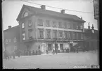 Stora torget nr 2 i Linköping. 
Obs! Bilden är tagen av Didrik von Essen år 1909.

Bilder från gatuhörn i staden Linköping åren 1909 till 1913. Bilderna är tagna i centrala Linköping i ett projekt att dokumentera Linköping för Linköpings stad.