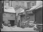 Interiör från gården på Borgmästaregatan nr 11 i Linköping. Bilden är från innergården. Vinter.


Obs! Bilden är tagen av Didrik von Essen år 1909.

Bilder från gatuhörn i staden Linköping åren 1909 till 1913. Bilderna är tagna i centrala Linköping i ett projekt att dokumentera Linköping för Linköpings stad.