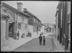 Perspektiv från St Korsgatan nr 15 i Linköping.

Obs! Bilden är tagen av Didrik von Essen år 1909.

Bilder från gatuhörn i staden Linköping åren 1909 till 1913. Bilderna är tagna i centrala Linköping i ett projekt att dokumentera Linköping för Linköpings stad.