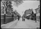 Perspektiv från Nygatan Läroverksgatan i Linköping.

Obs! Bilden är tagen av Didrik von Essen år 1909.

Bilder från gatuhörn i staden Linköping åren 1909 till 1913. Bilderna är tagna i centrala Linköping i ett projekt att dokumentera Linköping för Linköpings stad.