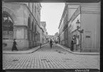 Ågatan i Linköping korsas med St Larsgatan.

Bilder från gatuhörn i staden Linköping åren 1909 till 1913. Bilderna är tagna i centrala Linköping i ett projekt att dokumentera Linköping för Linköpings stad.