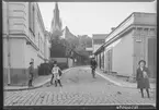 Ågatan i Linköping. Man ser domkyrkans torn i bakgrunden. 

Bilder från gatuhörn i staden Linköping åren 1909 till 1913. Bilderna är tagna i centrala Linköping i ett projekt att dokumentera Linköping för Linköpings stad.