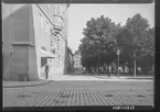 Ågatan i Linköping korsas med St Larsgatan. 


Bilder från gatuhörn i staden Linköping åren 1909 till 1913. Bilderna är tagna i centrala Linköping i ett projekt att dokumentera Linköping för Linköpings stad.