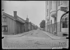 Ågatan i Linköping. Bilden visar hörnet Ågatan/Repslagagaregatan. Till höger ser man Bellinderska palatset. År 1968 drabbades byggnaden av en vindsbrand vilket ledde till att den rivdes. 

Bilder från gatuhörn i staden Linköping åren 1909 till 1913. Bilderna är tagna i centrala Linköping i ett projekt att dokumentera Linköping för Linköpings stad.