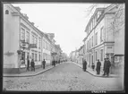 Storgatan och Hamngatan i Linköping år 1913.

Speceriaffär. Diversehandel. Butiker.

Bilder från gatuhörn i staden Linköping åren 1909 till 1913. Bilderna är tagna i centrala Linköping i ett projekt att dokumentera Linköping för Linköpings stad.