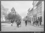 Storgatan i Linköping. Till vänster ser man St Larskyrkan.

Butiker. Cigarraffär. Möbelaffär.

Bilder från gatuhörn i staden Linköping åren 1909 till 1913. Bilderna är tagna i centrala Linköping i ett projekt att dokumentera Linköping för Linköpings stad.