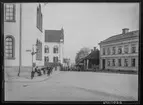 Storgatan i Linköping. Till vänster ser man Stadshuset. År 1913 var byggnaden läroverk för pojkar. 
Korsningen Storgatan och St Persgatan. Skola. Järntorget.


Bilder från gatuhörn i staden Linköping åren 1909 till 1913. Bilderna är tagna i centrala Linköping i ett projekt att dokumentera Linköping för Linköpings stad.