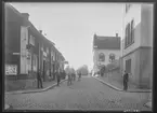 Storgatan i Linköping. Till höger ser man Stadshuset. År 1913 var byggnaden läroverk för pojkar. 
Korsningen Storgatan och Läroverksgatan. Skola. 

Bilder från gatuhörn i staden Linköping åren 1909 till 1913. Bilderna är tagna i centrala Linköping i ett projekt att dokumentera Linköping för Linköpings stad.