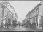 Storgatan i Linköping. Korsningen mot Klostergatan. Butiker. Handel. Folksamling. 

Bilder från gatuhörn i staden Linköping åren 1909 till 1913. Bilderna är tagna i centrala Linköping i ett projekt att dokumentera Linköping för Linköpings stad.