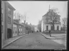 Storgatan i Linköping vid Järntorget och Borggården. Till vänster i bild ser man Pilens backe.

Bilder från gatuhörn i staden Linköping åren 1909 till 1913. Bilderna är tagna i centrala Linköping i ett projekt att dokumentera Linköping för Linköpings stad.