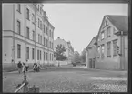 Storgatan och Borggårdsgatan i Linköping.

Bilder från gatuhörn i staden Linköping åren 1909 till 1913. Bilderna är tagna i centrala Linköping i ett projekt att dokumentera Linköping för Linköpings stad.