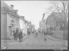 Storgatan i Linköping och Läroverksgatan. 
Wiklunds velocipeder. Kruthandel och café.

På bilden ser man människor, cyklar och en hund.
Bilder från gatuhörn i staden Linköping åren 1909 till 1913. Bilderna är tagna i centrala Linköping i ett projekt att dokumentera Linköping för Linköpings stad.