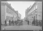 Storgatan och Apotekaregatan i Linköping.
Man ser Hydén och Rundströms järnhandel i bild samt apoteket Vasen. Handel. 

Männsikor och en hästdroska.


Bilder från gatuhörn i staden Linköping åren 1909 till 1913. Bilderna är tagna i centrala Linköping i ett projekt att dokumentera Linköping för Linköpings stad.