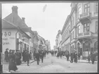 Korsningen Storgatan och St Larsgatan i Linköping.
Folkvimmel och handel. Affärer. 

Bilder från gatuhörn i staden Linköping åren 1909 till 1913. Bilderna är tagna i centrala Linköping i ett projekt att dokumentera Linköping för Linköpings stad.