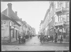 Korsningen Storgatan och St Larsgatan i Linköping.
Folkvimmel och handel. Affärer. 

Bilder från gatuhörn i staden Linköping åren 1909 till 1913. Bilderna är tagna i centrala Linköping i ett projekt att dokumentera Linköping för Linköpings stad.