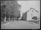 Storgatan i Linköping.
Bilder från gatuhörn i staden Linköping åren 1909 till 1913. Bilderna är tagna i centrala Linköping i ett projekt att dokumentera Linköping för Linköpings stad.