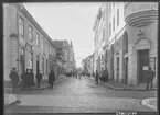 Storgatan i Linköping. Vy mot Stora torget.
Bilder från gatuhörn i staden Linköping åren 1909 till 1913. Bilderna är tagna i centrala Linköping i ett projekt att dokumentera Linköping för Linköpings stad.