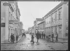 Storgatan i Linköping.
Sven Anderson Speceri - vin & diversehandel. 
Affärer. Folk. Gatuvy. Kullerstan.
Bilder från gatuhörn i staden Linköping åren 1909 till 1913. Bilderna är tagna i centrala Linköping i ett projekt att dokumentera Linköping för Linköpings stad.