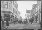 Storgatan i Linköping. Vy mot Stadshuset, då läroverket för pojkar.
Affärer. Folk. Gatuvy. Kullerstan.
Bilder från gatuhörn i staden Linköping åren 1909 till 1913. Bilderna är tagna i centrala Linköping i ett projekt att dokumentera Linköping för Linköpings stad.