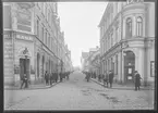 Korsningen Stora torget och Storgatan. Till höger ser man Sahlströms bokhandel och till vänster en bank.


Bilder från gatuhörn i staden Linköping åren 1909 till 1913. Bilderna är tagna i centrala Linköping i ett projekt att dokumentera Linköping för Linköpings stad.