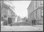 Storgatan i Linköping. Skylt med texter Finbageri. Kullerstensgatan.

Bilder från gatuhörn i staden Linköping åren 1909 till 1913. Bilderna är tagna i centrala Linköping i ett projekt att dokumentera Linköping för Linköpings stad.