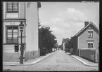 Snickaregatan i Linköping. Korsningen mot Drottninggatan. 

Bilder från gatuhörn i staden Linköping åren 1909 till 1913. Bilderna är tagna i centrala Linköping i ett projekt att dokumentera Linköping för Linköpings stad.