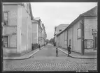 Snickaregatan i Linköping. Hörnet mot Storgatan. Man ser en anslagstavla samt barn på bilden.

Bilder från gatuhörn i staden Linköping åren 1909 till 1913. Bilderna är tagna i centrala Linköping i ett projekt att dokumentera Linköping för Linköpings stad.