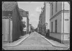 Snickaregatan i Linköping. Hörnet mot Nygatan.

Bilder från gatuhörn i staden Linköping åren 1909 till 1913. Bilderna är tagna i centrala Linköping i ett projekt att dokumentera Linköping för Linköpings stad.