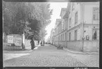 Snickaregatan i Linköping. Hörnet mot Kungsgatan. Man ser en anslagstavla på bilden. 

Bilder från gatuhörn i staden Linköping åren 1909 till 1913. Bilderna är tagna i centrala Linköping i ett projekt att dokumentera Linköping för Linköpings stad.
