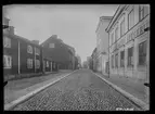 Snickaregatan i Linköping. Man ser skylten Axel Rehn Specerihandel till höger i bilden.

Bilder från gatuhörn i staden Linköping åren 1909 till 1913. Bilderna är tagna i centrala Linköping i ett projekt att dokumentera Linköping för Linköpings stad.