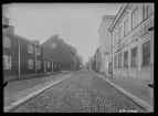 Snickaregatan i Linköping.
Man ser skylten Axel Rehn Specerihandel till höger i bilden.

Bilder från gatuhörn i staden Linköping åren 1909 till 1913. Bilderna är tagna i centrala Linköping i ett projekt att dokumentera Linköping för Linköpings stad.