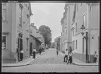 Repslagaregatan i Linköping och hörnet mot Storgatan. Några pojkar står i gatuhörnet.

Bilder från gatuhörn i staden Linköping åren 1909 till 1913. Bilderna är tagna i centrala Linköping i ett projekt att dokumentera Linköping för Linköpings stad.