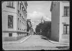 Bilder från gatuhörn i staden Linköping åren 1909 till 1913. Bilderna är tagna i centrala Linköping i ett projekt att dokumentera Linköping för Linköpings stad.