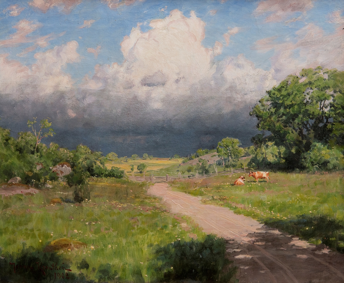 Sommarlandskap med hagar och träd, två kor på avstånd, blå sommarhimmel med vita cumulusmoln, mörknande mot horisonten.