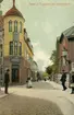 Utsikt över korsningen Klostergatan-Tanneforsgatan i Linköping genom ett kolorerat vykort från tiden då förra seklet var ungt.