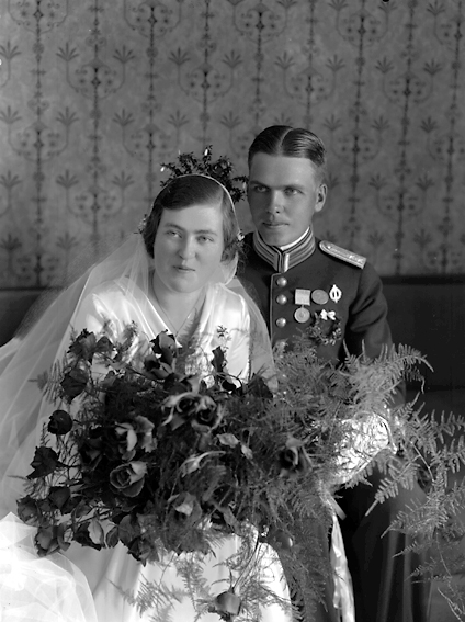 Brudpar.
Fotografens ant: Löjtnant Björn Zachrisson. (Bröllop den 10/8 1935).