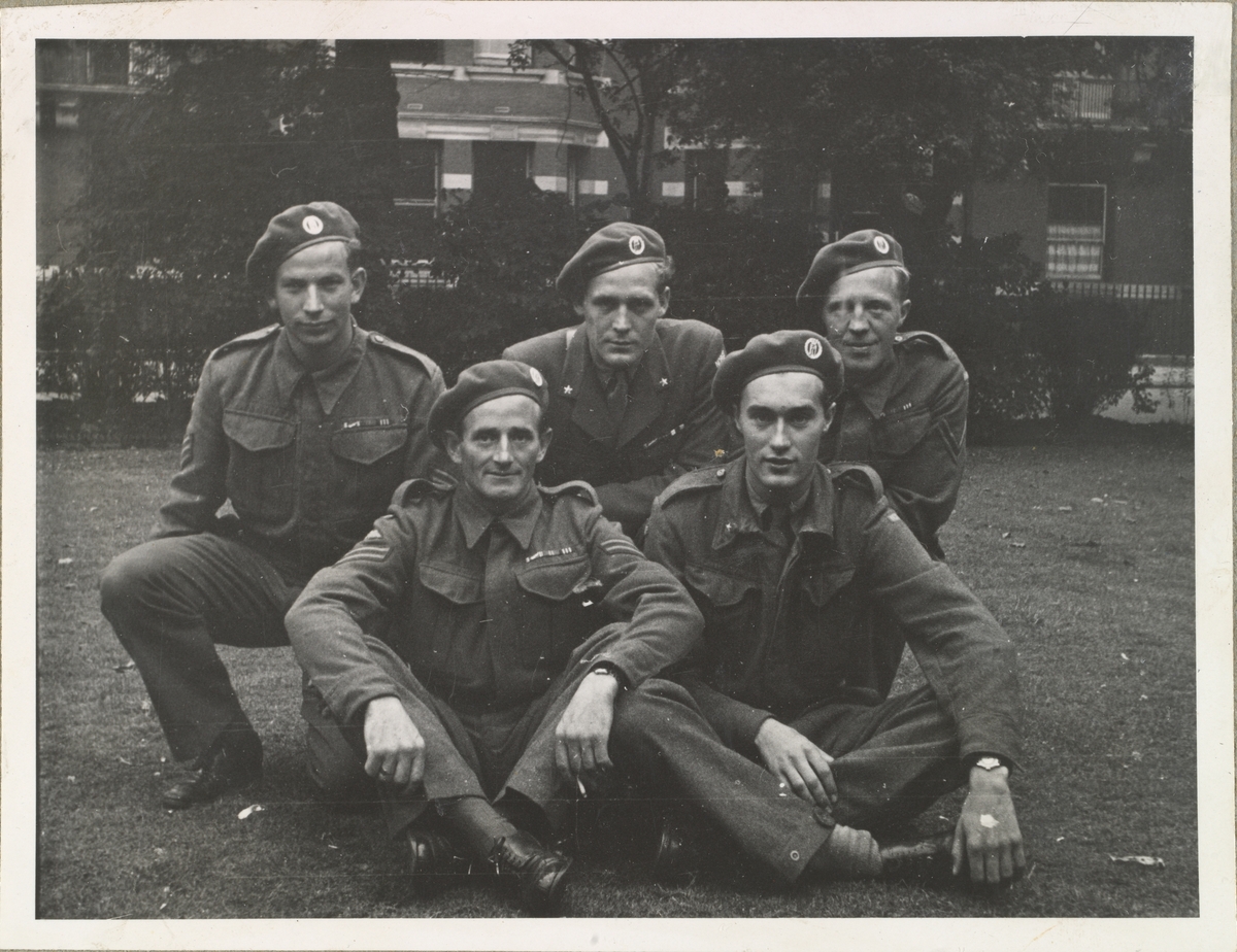 Sprengningspartiet under Gunnerside operasjonen samlet i London. Fire av de kledd i Britisk Battle uniform, en i tjenesteuniform med lang jakke og kryssbelte.